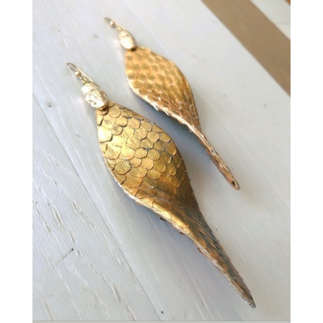 <p>Spectacular XL Leaf-shaped earring lined with python skin in gold, with 18k gold-plated snake head ornament and Gold Filled hook.</p>
<p>Although its size, it is very light.</p>
<p>Limited edition, check availability of colors.</p>