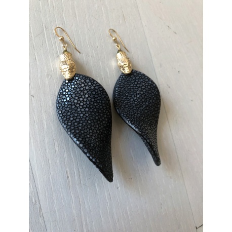 <p>Leaf-shaped earring lined with stingray fish skin in black, with 18k gold-plated snake head ornament and Gold Filled hook</p>
<p>Limited edition, check availability of colors.</p>