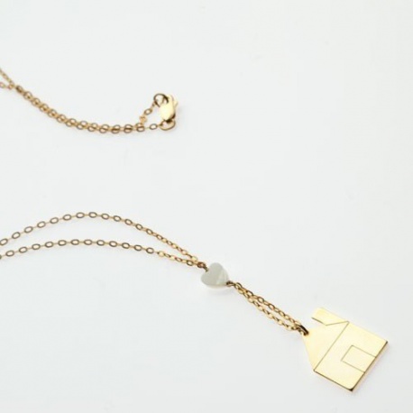 <p>Collar con cadena de Gold Filled, con adorno de corazón de nacar y casita chapada en oro de 18k.</p>
<p>Largo aproximado: 45cm</p>