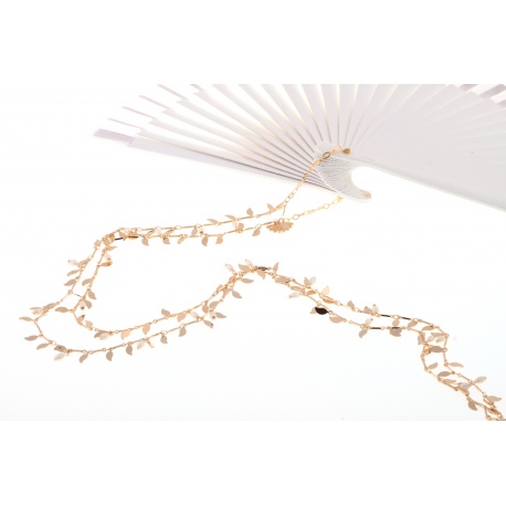 <p>White lacquered fan (15cm), 18K gold plated chain and freshwater pearls.</p>
<p>Aprox. length: 70cm</p>
<p><span>You can make your own design!. Make the combinations to your taste, choose fan color, chain, adornment ... Or personalized with an initial, a name, a date ... contact us!</span></p>