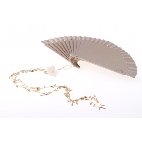 <p>Fan of wood lacquered in gold, with chain of brass flakes, plated with 18k gold, adorned with flower carved in pearl.</p>
