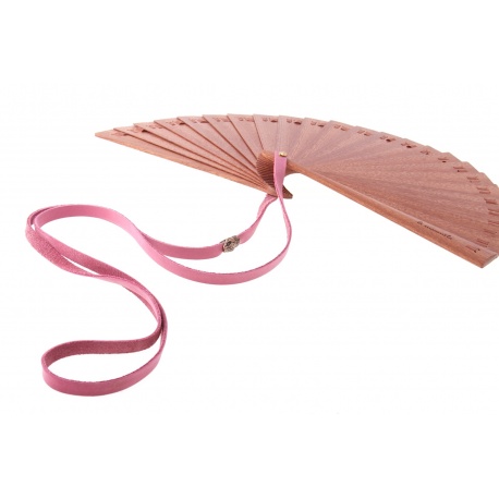 <p>Abanico artesano español, baraja de madera (17cm), con cordón de cuero rosa plano y adorno de cabeza de serpiente en oro viejo.</p>
<p><br />Abanico sport UNISEX. Consultar colores de cuero y adornos disponibles.<br /><br />Largo aproximado: 70cm</p>
