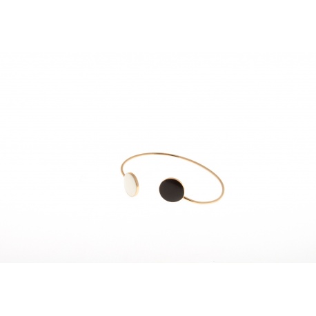 <p>18kgold plated brass bracelet with black and white enamel disk. Adjustable.</p>
<p></p>