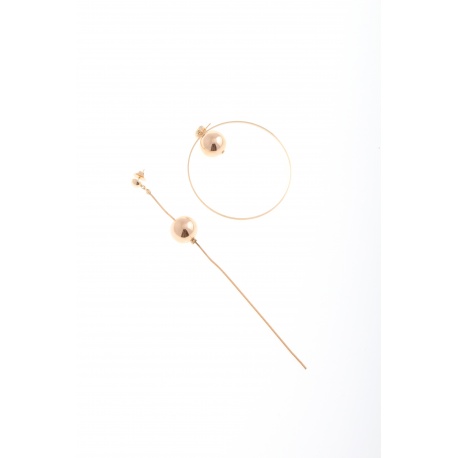 <p>Original asymmetric earring, large hoop (diameter 7cm) and smooth chain (length 13cm), with enamelled majorcan pearl. All 18k gold plated.</p>
<p><span>The asymmetry is our proposal but it can be ordered symmetrically. Contact us!</span></p>