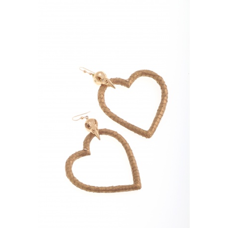 <p>Pendiente de corazón XL  forrado en piel de serpiente dorado, con adorno de calavera de pájaro. </p>
<p>Puedes consultar los colores disponibles. También disponible asimétrico!</p>