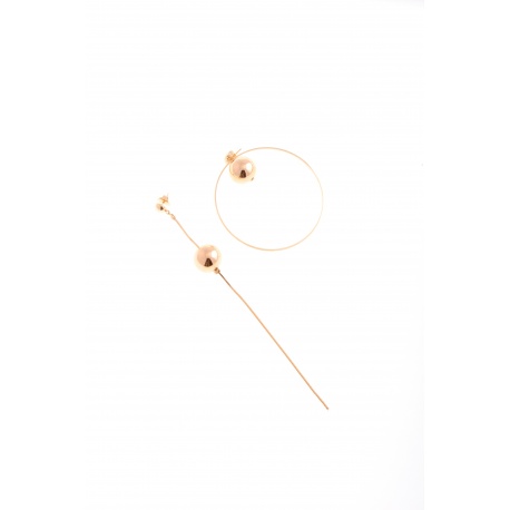 <p>Original asymmetric earring, large hoop (diameter 7cm) and smooth chain (length 16cm), with ball. All 18k gold plated.</p>
<p><span>The asymmetry is our proposal but it can be ordered symmetrically. Contact us!</span></p>
<p></p>