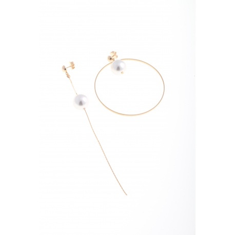 <div id="short_description_content" class="rte align_justify">
<p>Original asymmetric earring, large hoop (diameter 7cm) and smooth chain (length 16cm), with white pear. All 18k gold plated.</p>
<p><span>The asymmetry is our proposal but it can be ordered symmetrically. Contact us!</span></p>
<p></p>
</div>
<div class="wrap">
<div class="content_prices clearfix">
<div class="price"></div>
</div>
</div>