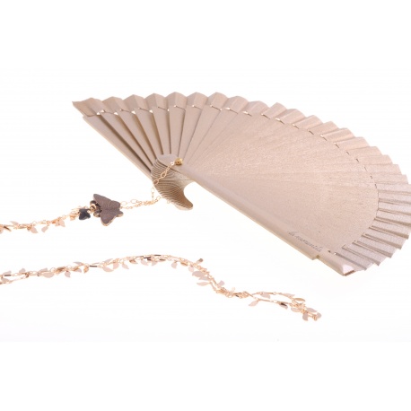 <p>Hand made in Spain gold lacquered wooden fan (16cm) with golden brass leaves chain, adorned with brass butterfly. </p>
<p>Aprox. length: 70cm</p>
<p><span>You can make your own design!. Make the combinations to your taste, choose fan color, chain, adornment ... Or personalized with an initial, a name, a date ... contact us!</span></p>