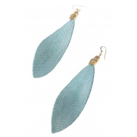 <p>Spectacular XL Leaf-shaped earring lined with snake skin in blue, with 18k gold-plated snake head bead and Gold Filled hook.</p>
<p>Although its size, it is very light.</p>
<p>Limited edition, check availability of colors.</p>
<p></p>