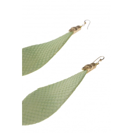 <p>Spectacular XL Leaf-shaped earring lined with snake skin in color mint, with 18k gold-plated snake head bead and Gold Filled hook.</p>
<p>Although its size, it is very light.</p>
<p>Limited edition, check availability of colors.</p>
<p></p>