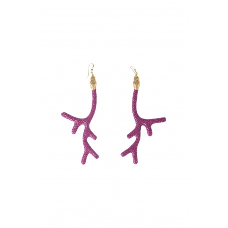 <p>Coral-shaped earring lined with stingray fish skin in lilac, with 18k gold-plated snake head ornament and Gold Filled hook</p>
<p>Limited edition, check availability of colors.</p>
<p></p>