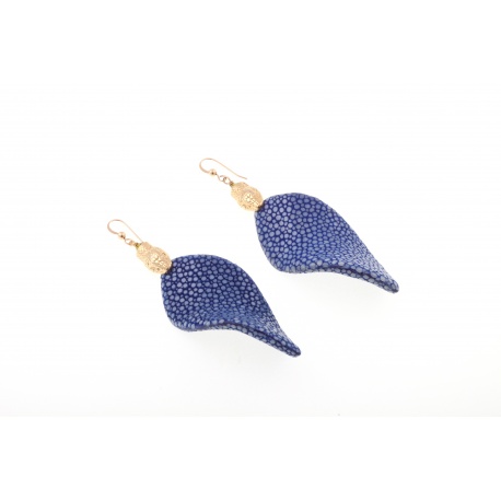 <p>Leaf-shaped earring lined with stingray fish skin in blue, with 18k gold-plated snake head ornament and Gold Filled hook</p>
<p>Limited edition, check availability of colors.</p>