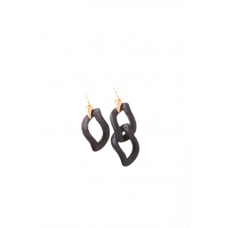 <p><span>Asymmetrical maxi earring with a link lined in snakeskin (black)  with a bird's skull head ornament.</span></p>
<p></p>