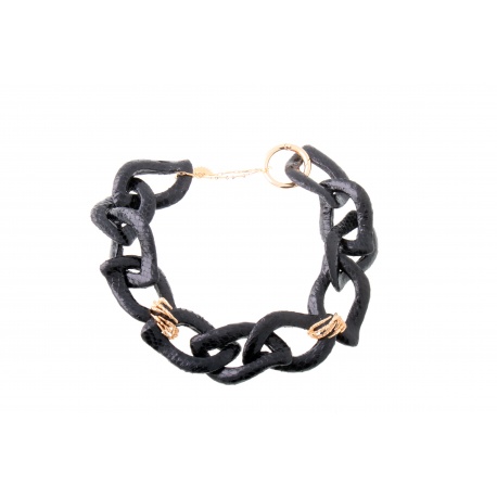 <p>Choker with maxi links lined in snakeskin (black) adorned with 18k gold plated claws.</p>
<p>More colors available!</p>
<p></p>