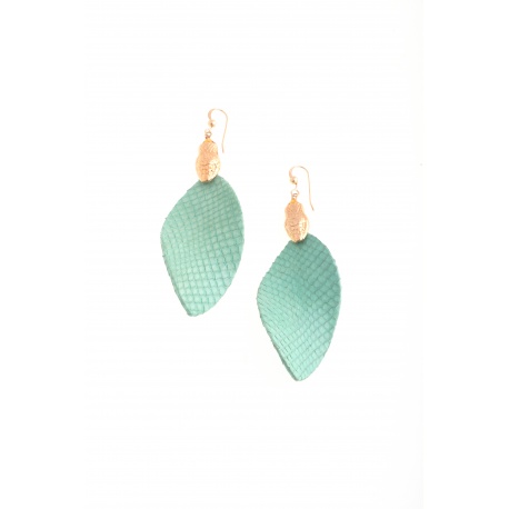<p>Leaf-shaped earring lined with snake skin in blue, with 18k gold-plated snake head ornament.</p>
<p>Limited edition, check availability of colors.</p>