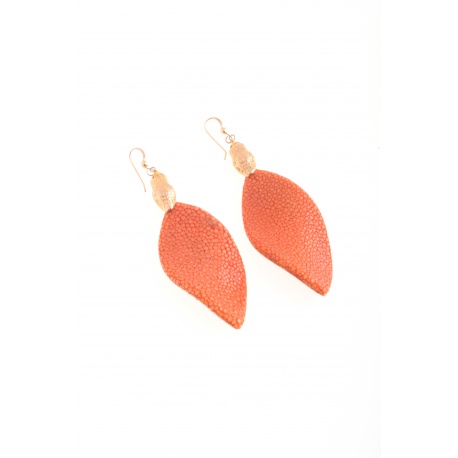 <p></p>
<p>Leaf-shaped earring lined with stingray fish skin in orange, with 18k gold-plated snake head ornament and Gold Filled hook</p>
<p>Limited edition, check availability of colors.</p>