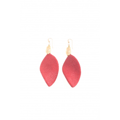 <p>Leaf-shaped earring lined with stingray fish skin in red, with 18k gold-plated snake head ornament and Gold Filled hook</p>
<p>Limited edition, check availability of colors.</p>
