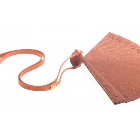 <p class="p2">Spanish artisan fan, wooden deck (17cm), with flat leather cord and 18k gold plated coiled snake charm.</p>
<p class="p2"><br />UNISEX sport fan. Check available leather colors and trims.</p>
<p class="p2">Approximate length: 70cm</p>