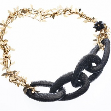 <p>Choker with multiple chains of gold-plated brass leaves, links covered with black snakeskin and black agate flower detail.</p>
<p>It has an approximate contour of 50cm, with the possibility of adjusting more, in the second position of the closure.</p>
