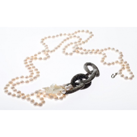 <p></p>
<p>Versatile necklace of river pearls and snakeskin links, adorned with carved mother-of-pearl flower.</p>
<p>Due to its hook-shaped mermaid closure, it allows you to use it in multiple positions, such as a choker, long collar, belt or maxi bracelet, adjusting it to the desired size or measurement.</p>
<p>Available in black, gray or python snakeskin.</p>