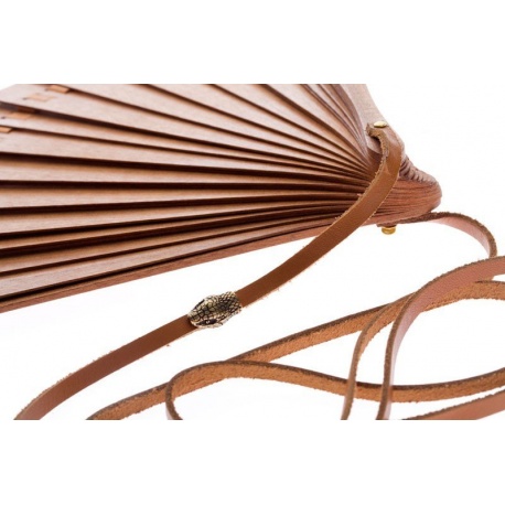 <p>Spanish artisan fan, wooden deck (17cm), with flat leather cord and old gold snake head ornament.</p>
<p><br />UNISEX sport fan. Check available leather colors and trims.</p>
<p>Approximate length: 70cm</p>