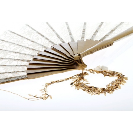 <p>Spectacular large Spanish handmade fan made of gold lacquered wood with cream lace, in this case attached to a bracelet made up of chains of leaves and baguettes of opal white Swarovski crystals (brass chains with antiallergic bath, gold flash 18k).<br />With a white mother-of-pearl flower decoration and a mermaid-shaped clasp to tighten the bracelet around the wrist.</p>