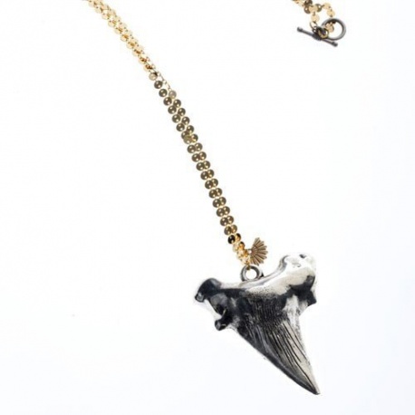 <p>Necklace with gold plated brass chain and XL silver metal tooth.</p>
<p>Approximate length: 53cm</p>
<p></p>