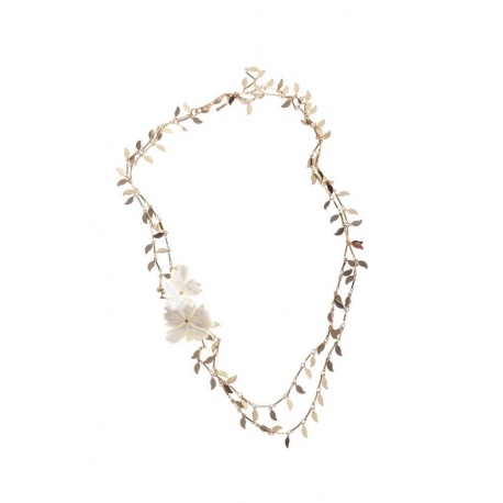 <p>Collar con cadena doble de hojitas de latón, chapada con oro de 18k, adornada con dos flores talladas en nácar. </p>