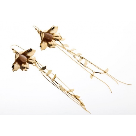 <p>Pendientes en forma de flor con lágrima en ágata color nude y largas cadenas variadas. Todo chapado en oro de 18k.</p>