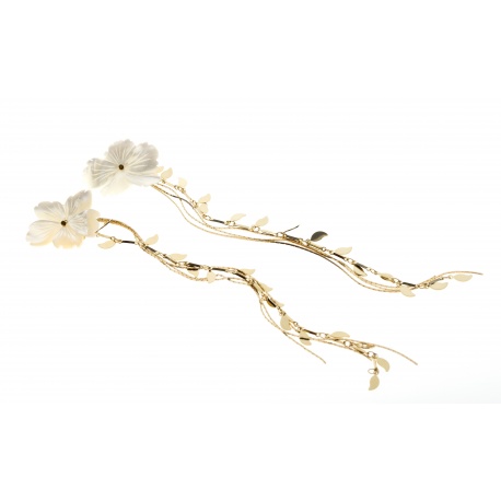 <p>Pendiente extra largo con cadenas chapadas en oro de 18k, flor tallada de nácar y gancho de Goldfilled.</p>
