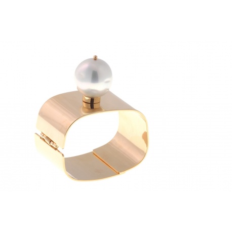 <p>Brazalete de latón chapado en oro de 18k con incrustación de una perla de Mallorca. El tamaño de la perla que prefieras: grande (25mm) o pequeña (18mm).</p>